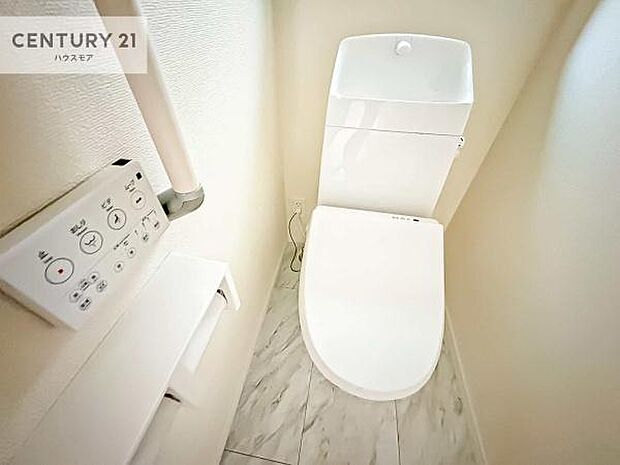 1・2階にトイレがございます!朝の忙しい時間帯も待たずにすみそうですね。白を基調とした清潔感のあるトイレでお手入れがしやすいです!