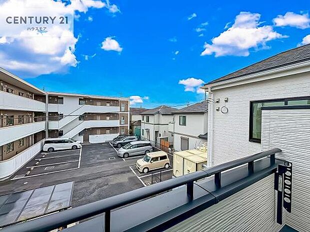 落ち着きある住宅街です!周囲には高い建物がなく、空が広く開放感があり、陽当たりを大きく遮られることもありません!気持ちの良い風が通り抜ける街並みです!