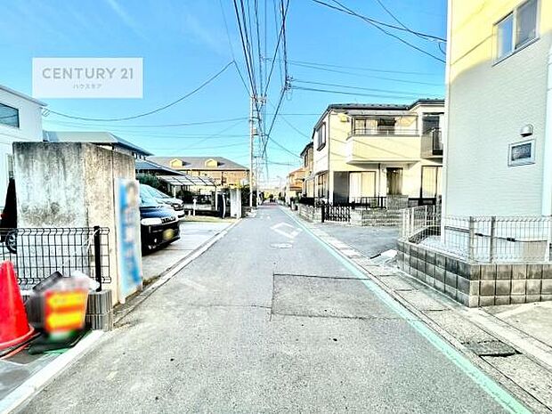 前面道路4m!陽当り良好な立地です。車庫入れが苦手な方も安心ですね。