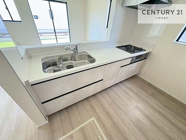 大人気の対面式システムキッチンを採用しています！ご家族のコミュニケーションが自然と増える設計です。お子様にも目が届くので嬉しいですね。広々使えて快適に作業が進みます。