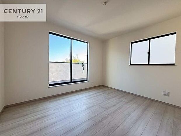 バルコニーに面している洋室です。明るく温もりがあり、換気もしっかりできます!朝起きて、外に出て背伸びをしつつ深呼吸をし良い朝を迎え入れることが出来そうですね!