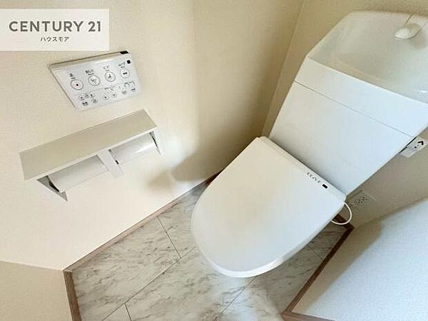 温水洗浄便座につき、冬場は便座が暖かくできるので冷たい便座に座らずに済む嬉しい仕様です!シンプルなカラーを基調としているので、お手入れがしやすいです。