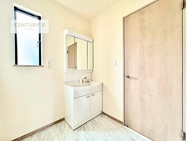 三面鏡仕様の洗面所は、身だしなみがしやすい造り!裏は収納になっています。ドライヤーやお化粧道具を片付けられるので洗面台周りをスッキリと見せることが出来ます!