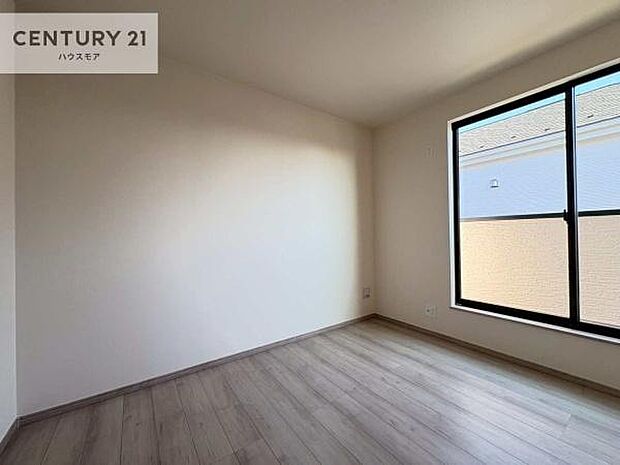 洋室は子供部屋や寝室、色々と用途多彩に利用できますね。収納力もたっぷりなので、広々気持ちよく過ごすことができます。