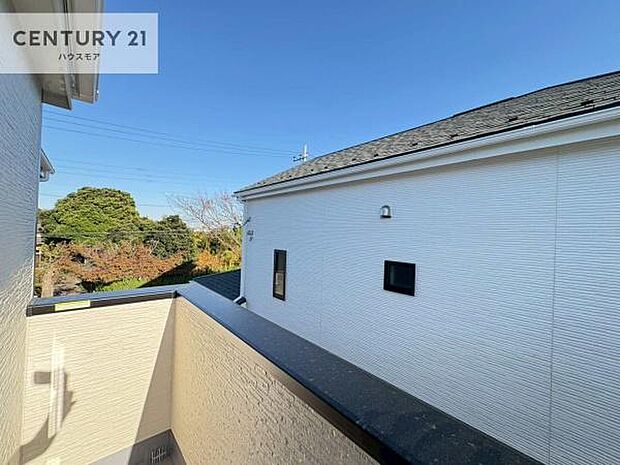 晴れた日には青い空を見渡せる開放的な時間を楽しめます。気持ちの良い風が通り抜ける街並みです!