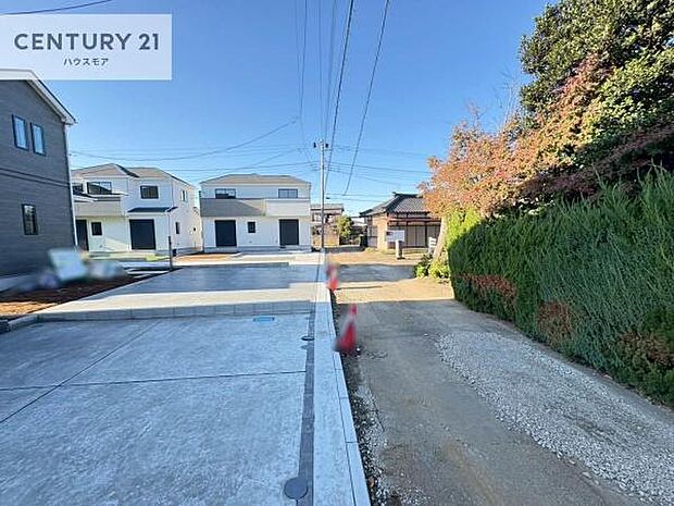 前面道路3.8m!陽当り良好な立地です。車庫入れが苦手な方も安心ですね。