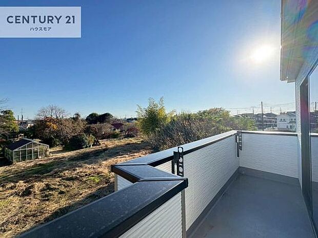 落ち着きある住宅街です!周囲には高い建物がなく、空が広く開放感があり、陽当たりを大きく遮られることもありません!気持ちの良い風が通り抜ける街並みです!