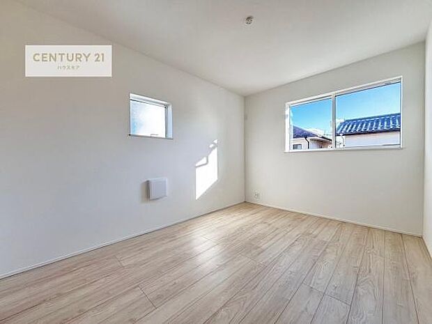 2面採光を確保した明るい室内は、風通しも良く、明るく大変居心地の良い空間となっております。リラックスして過ごせる心地の良いお部屋です！朝の目覚めがスッキリしますね！（同仕様）