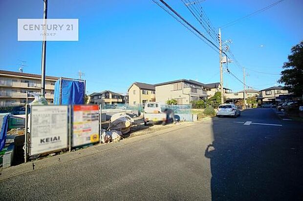 前面道路は6m!陽当り良好な立地です。車庫入れが苦手な方も安心ですね。