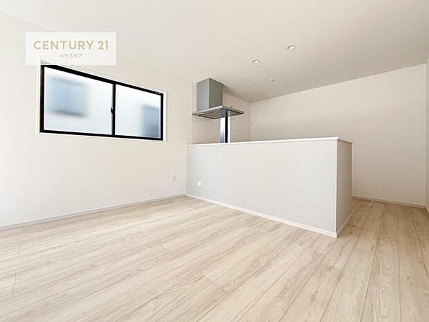 心地良いリビングは家族が自然と集まります。家族団欒の時間が増えそうです。ご家族と、より一層充実した時間を過ごせそうですね。明るく開放的な空間です。(同仕様)