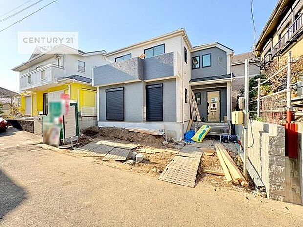 駐車スペースは2台分あります!セカンドカーはもちろん、バイクや自転車なども置き場所に困りません。