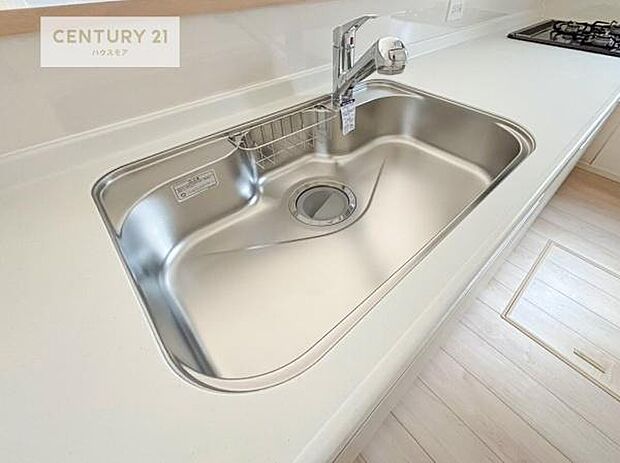 ワイドなシンクですね！水が跳ねにくく洗物がしやすい家事が楽々仕様のシステムキッチンです！デザイン性と機能性を兼ねたキッチンで清潔感がありますね！(同仕様)
