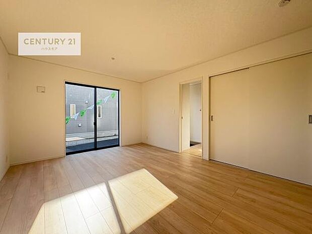 大きな窓からたっぷりの陽ざしが入る明るいリビング。開放感のあるリビングで家族団らんのくつろぎの時間を過ごせます。