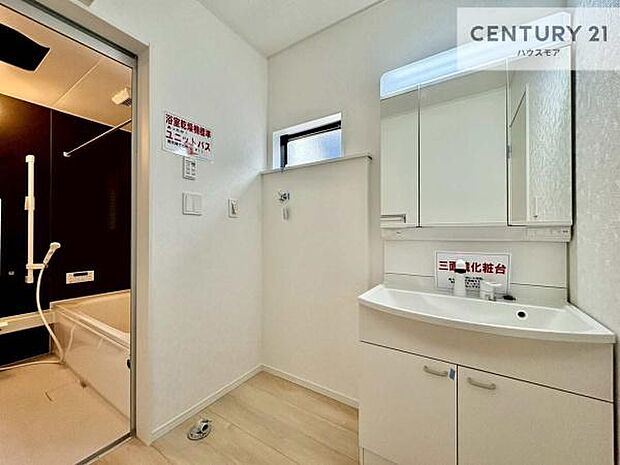 三面鏡仕様の洗面所は、身だしなみがしやすい造り！裏は収納になっています。ドライヤーやお化粧道具を片付けられるので洗面台周りをスッキリと見せることが出来ます！