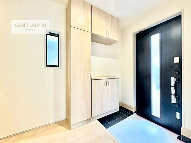 疲れて帰ってきても、ただいま!を言いたくなる、優しく迎え入れてくれる空間になっています。明るく温もり溢れる玄関です!