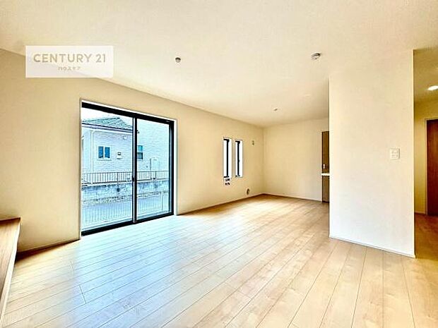 大きな窓からたっぷりの陽ざしが入る明るいリビング。開放感のあるリビングで家族団らんのくつろぎの時間を過ごせます。