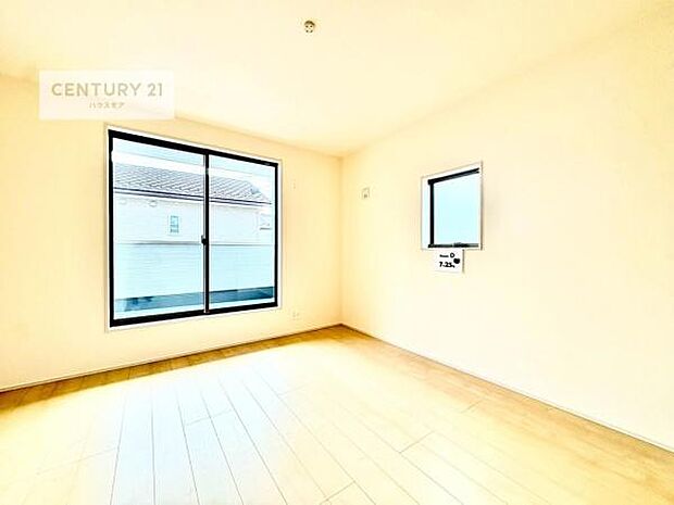 バルコニーに面している洋室です。明るく温もりがあり、換気もしっかりできます!朝起きて、外に出て背伸びをしつつ深呼吸をし良い朝を迎え入れることができます。