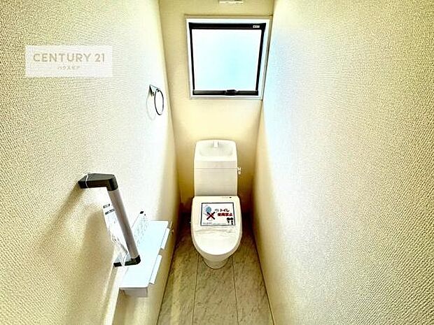 1・2階にトイレがございます!朝の忙しい時間帯も待たずにすみそうですね。白を基調とした清潔感のあるトイレでお手入れがしやすいです!
