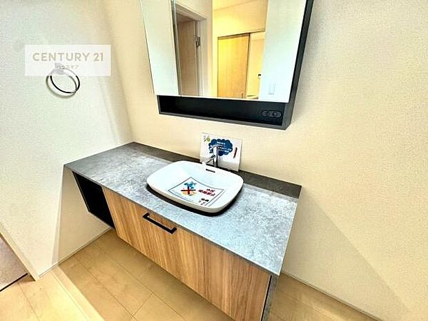 深い洗面台ボウルは、水が跳ねにくいのでお手入れが楽々!清潔感が保てます!キレイな洗面所で自分磨きのモチベーションが上がりますね!