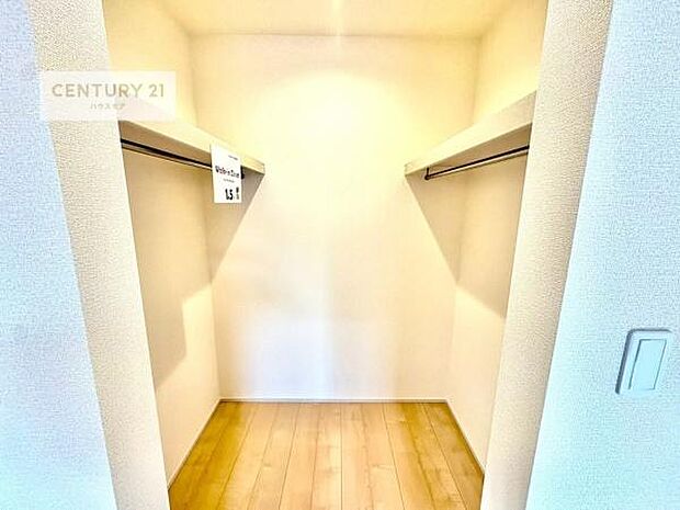 ウォークインクローゼット付きです。たくさんのお洋服などを収納しておけそうですね!他にも扇風機や加湿器など季節物の大きな家電も収納できます。