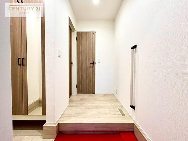 疲れて帰ってきても、ただいま!を言いたくなる、優しく迎え入れてくれる空間になっています。明るく温もり溢れる玄関です!