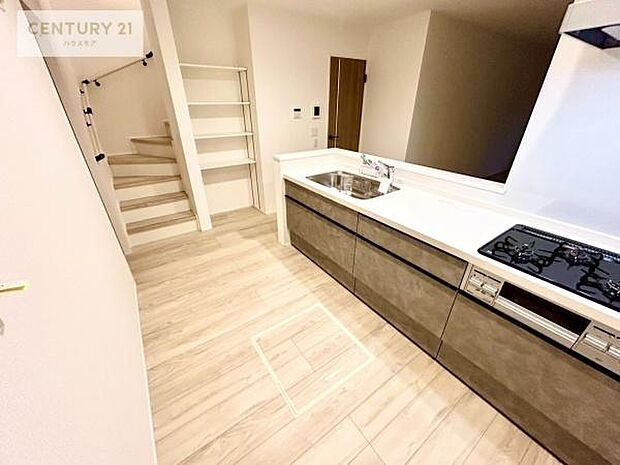 大人気の対面式システムキッチンを採用しています!ご家族のコミュニケーションが自然と増える設計です。お子様にも目が届くので嬉しいですね。広々使えて快適に作業が進みます。