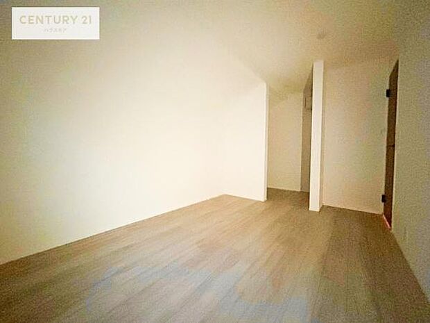 掃き出し窓がないお部屋は、お子様のお部屋としても安心です!収納スペースも充実しているので散らかったお部屋をサッと片付けられます!