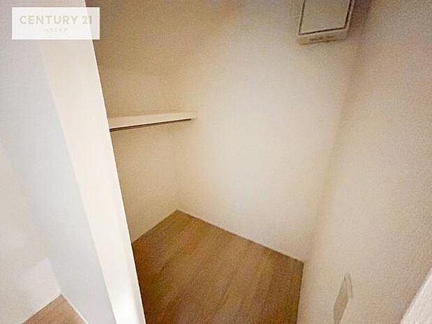 ウォークインクローゼット付きです。たくさんのお洋服などを収納しておけそうですね!他にも扇風機や加湿器など季節物の大きな家電も収納できます。