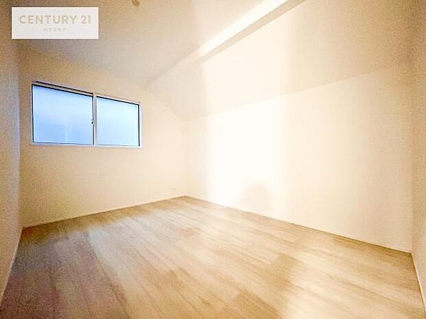 明るい室内は、風通しも良く、明るく大変居心地の良い空間となっております。リラックスして過ごせる心地の良いお部屋です!朝の目覚めがスッキリしますね!