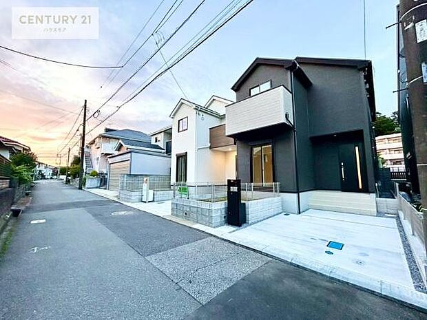 前面道路4.5m。陽当り良好な立地です。車庫入れが苦手な方も安心ですね。