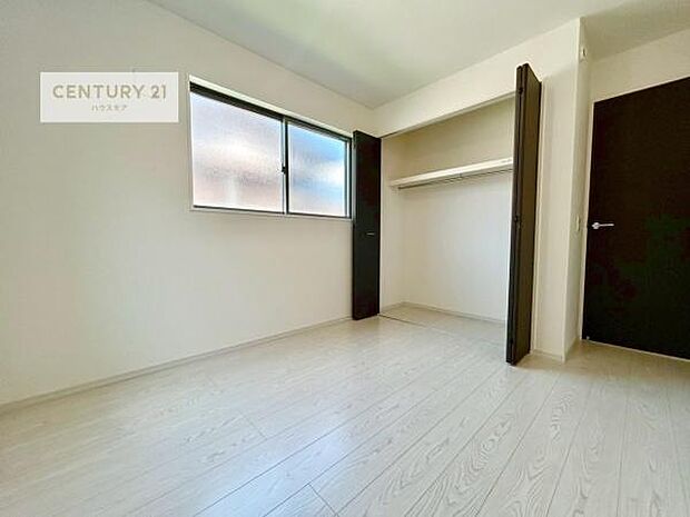 掃き出し窓がないお部屋は、お子様のお部屋としても安心です！収納スペースも充実しているので散らかったお部屋をサッと片付けられます！