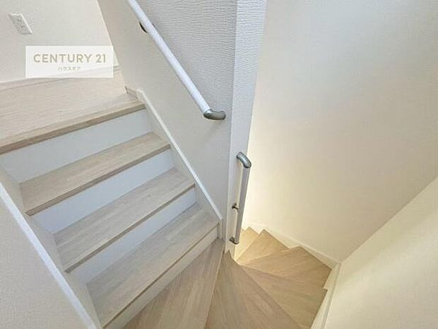 階段は明るく手摺りもついています。お子様やご年配の方も安心してご利用頂けますね!(同仕様)