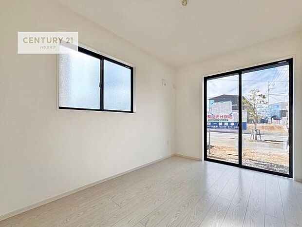 2面採光を確保した明るい室内は、風通しも良く、明るく大変居心地の良い空間となっております。リラックスして過ごせる心地の良いお部屋です！朝の目覚めがスッキリしますね！（同仕様）