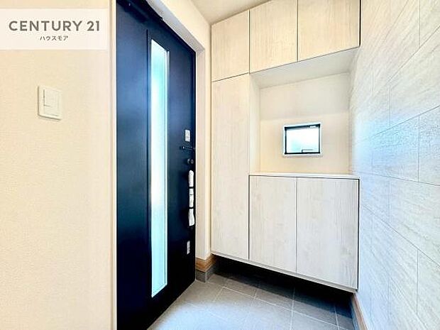 シューズボックス付きなので、玄関が片付きお掃除がしやすいです!スッキリした玄関で戸を開けた瞬間、清潔感のある心地いい空間が出迎えてくれます。