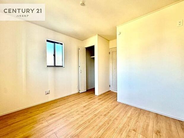 掃き出し窓がないお部屋は、お子様のお部屋としても安心です!収納スペースも充実しているので散らかったお部屋をサッと片付けられます!