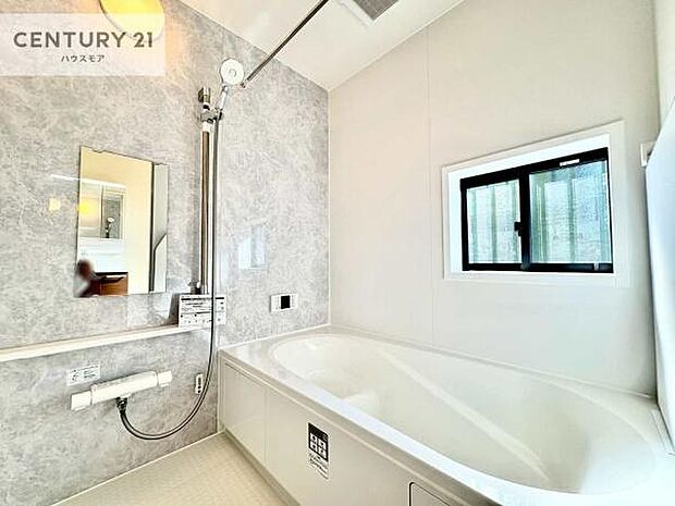 白を基調とした清潔感のあるバスルーム!快適なバスタイムが送れます!1日の疲れをしっかりと癒してくれる素敵なリラクゼーション空間になりそうですね。