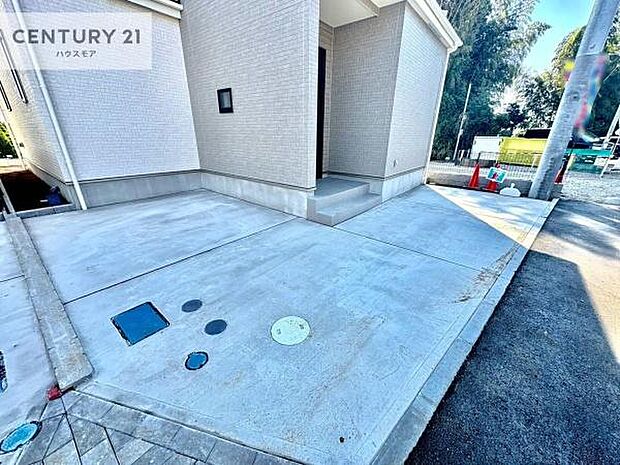 駐車スペースは2台分あります!セカンドカーはもちろん、バイクや自転車なども置き場所に困りません。