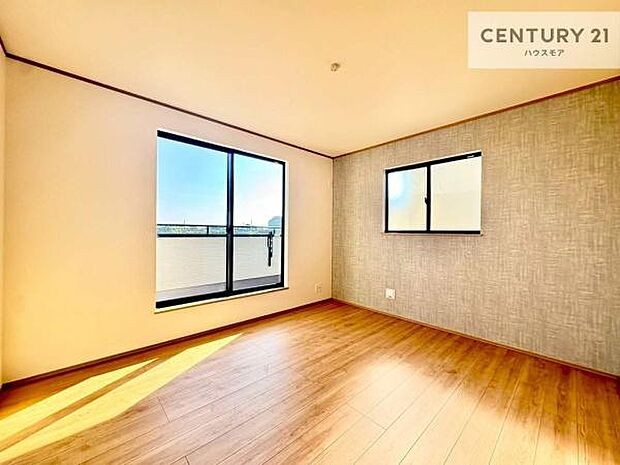 バルコニーに面している洋室です。明るく温もりがあり、換気もしっかりできます！朝起きて、外に出て背伸びをしつつ深呼吸をし良い朝を迎え入れることが出来そうですね！