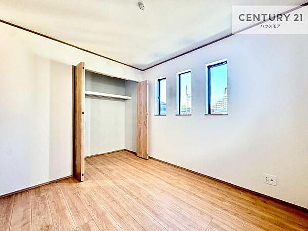 掃き出し窓がないお部屋は、お子様のお部屋としても安心です！収納スペースも充実しているので散らかったお部屋をサッと片付けられます！