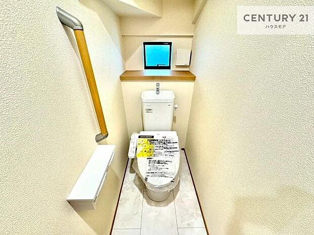 1・2階にトイレがございます！朝の忙しい時間帯も待たずにすみそうですね。白を基調とした清潔感のあるトイレでお手入れがしやすいです！