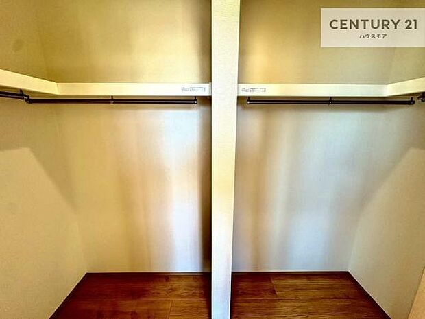 ウォークインクローゼット付きです。たくさんのお洋服などを収納しておけそうですね！他にも扇風機や加湿器など季節物の大きな家電も収納できます。