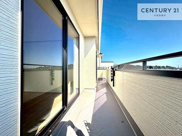 広々としたバルコニーで一日の始まりをスタート！お洗濯ものをたっぷり気持ちよく干せます！