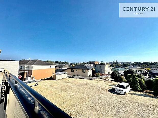 落ち着きある住宅街です！周囲には高い建物がなく、空が広く開放感があり、陽当たりを大きく遮られることもありません！気持ちの良い風が通り抜ける街並みです！