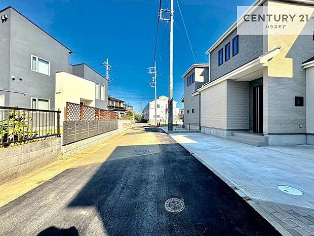 前面道路4ｍ！陽当り良好な立地です。車庫入れが苦手な方も安心ですね。