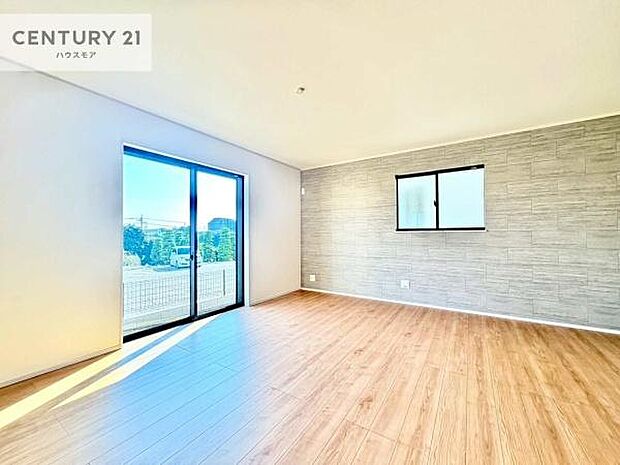 大きな窓からたっぷりの陽ざしが入る明るいリビング。開放感のあるリビングで家族団らんのくつろぎの時間を過ごせます。