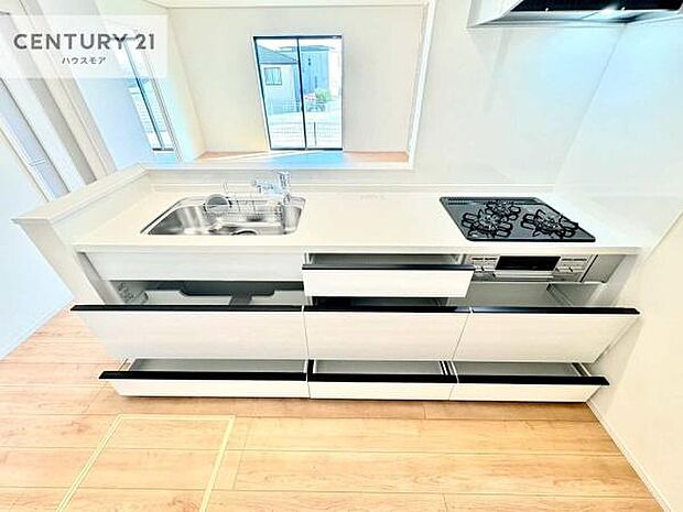 収納スペースが豊富で、調理スペースがスッキリと片付きひろ〜く活用できます！快適に作業ができます！毎日の料理が捗ります！