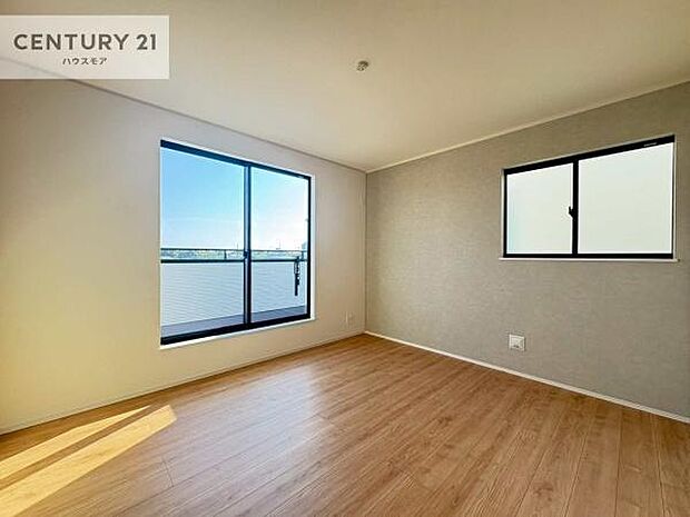 バルコニーに面している洋室です。明るく温もりがあり、換気もしっかりできます！朝起きて、外に出て背伸びをしつつ深呼吸をし良い朝を迎え入れることが出来そうですね！