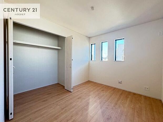 掃き出し窓がないお部屋は、お子様のお部屋としても安心です！収納スペースも充実しているので散らかったお部屋をサッと片付けられます！