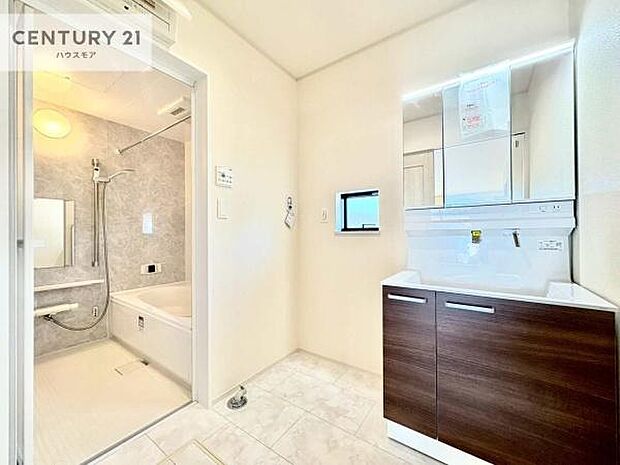 小窓付きの明るい洗面室です！湿気もすぐに入れ替えができて清潔に保つことができます！自然光が差し込むのでお化粧の仕上がりも良くなりますね！