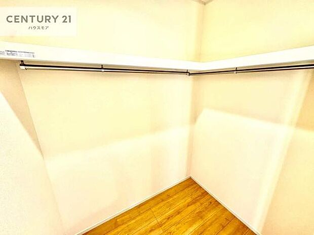 ウォークインクローゼット付きです。たくさんのお洋服などを収納しておけそうですね！他にも扇風機や加湿器など季節物の大きな家電も収納できます。